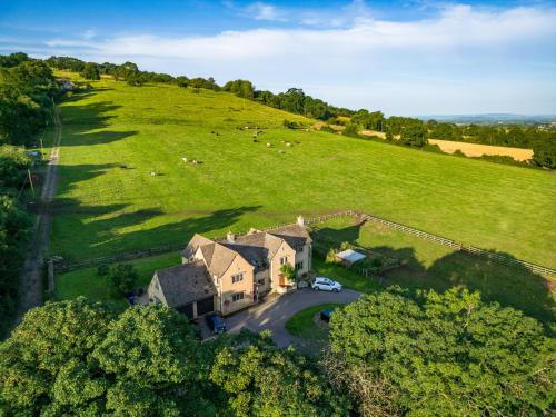 AldertonBugatti Lodge的田野中房屋的鸟瞰图