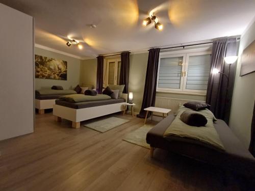 Un dormitorio con dos camas y una sala de estar. en Ferienwohnung Meyer, en Neukirchen vorm Wald