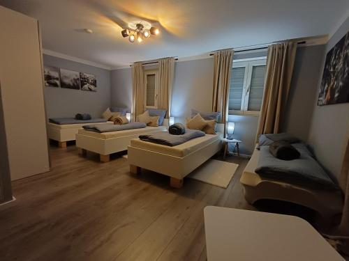 una sala de estar con dos camas y un sofá en Ferienwohnung Meyer, en Neukirchen vorm Wald