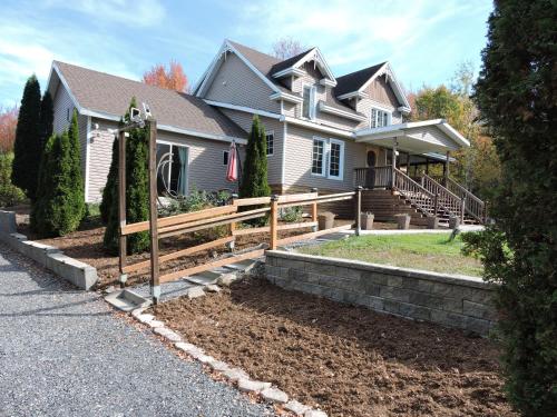 a house with a fence in front of it at Gite Passion et Tendresse B&B in Shefford