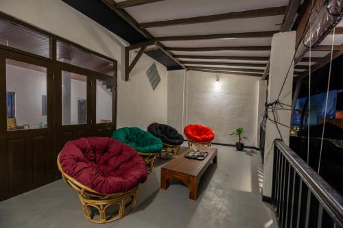 Una sala de estar con dos sillas y una mesa. en Merenza, en Unawatuna