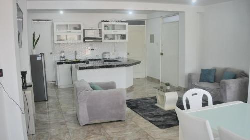 ワヌコにあるDepartamento excelente ubicaciónのソファのあるリビングルームとキッチンのある部屋