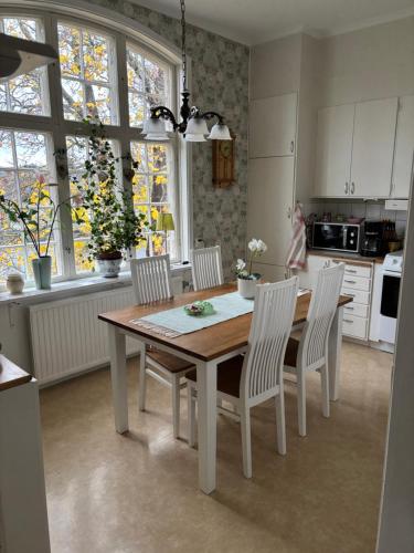 Η κουζίνα ή μικρή κουζίνα στο Lägenhet i sekelskifteshus