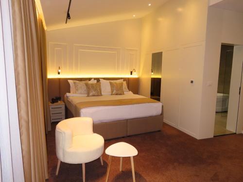 Una cama o camas en una habitación de Avdissons Hotel