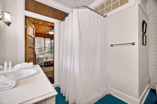 Vannituba majutusasutuses Ebbtide by Tybee Cottages