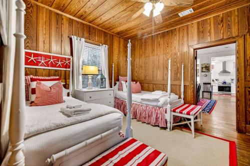 Voodi või voodid majutusasutuse Ebbtide by Tybee Cottages toas