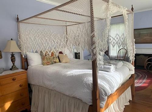 Ένα ή περισσότερα κρεβάτια σε δωμάτιο στο Vermont 1828 Reunion House