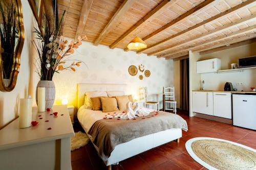 Ένα ή περισσότερα κρεβάτια σε δωμάτιο στο Studio romantique jacuzzi ou spa balneo privatif et jardin Au temps des cerises La Ciotat