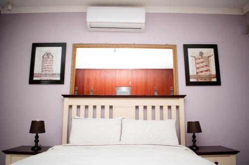 Postel nebo postele na pokoji v ubytování Ekhaya Lodge