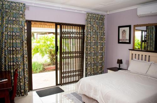 Postel nebo postele na pokoji v ubytování Ekhaya Lodge