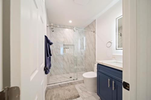 雷东多海滩Hidden South Bay Gem near Manhattan and Redondo Beach的带淋浴、马桶和水槽的浴室