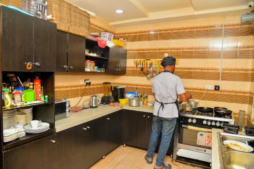 Kuchyň nebo kuchyňský kout v ubytování Triple Tee Luxury Hotel & Service Apartments Surulere