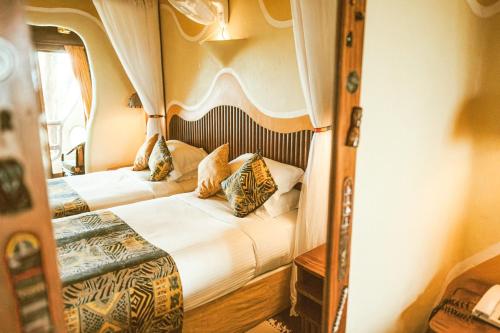 Lolgorien马拉塞丽娜山林小屋的一间房间里有两张床的卧室