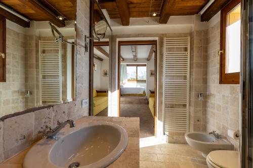 um banheiro com duas pias e um espelho grande em BolognaRoomscom - B and B La Cascina em Sasso Marconi