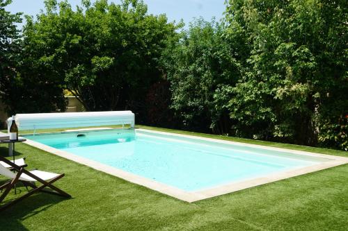 Πισίνα στο ή κοντά στο Beautiful WabiSabi Style House in Nuits-Saint-Georges