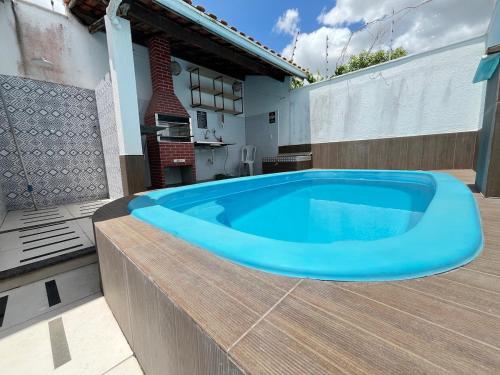 a large blue tub sitting on top of a patio at Refúgio Fraga Maia com Piscina e Estacionamento in Santo Antônio dos Prazeres