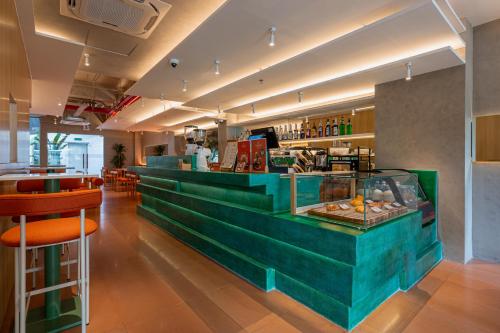 een restaurant met een groene bar bij COMMON INN Thu Dau Mot in Ga Phú Văn