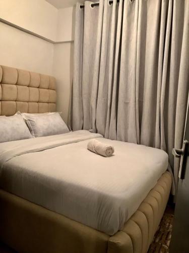 zwei nebeneinander stehende Betten in einem Schlafzimmer in der Unterkunft C&N homes Kisumu in Kisumu