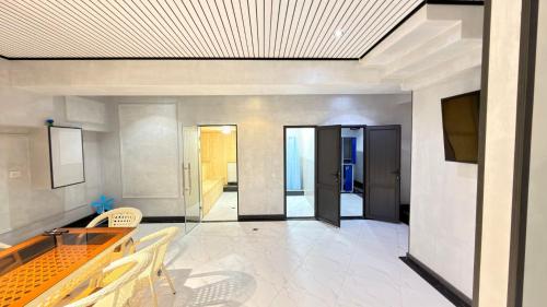 Μια τηλεόραση ή/και κέντρο ψυχαγωγίας στο Anhor INN Hotel with Sauna&Pool