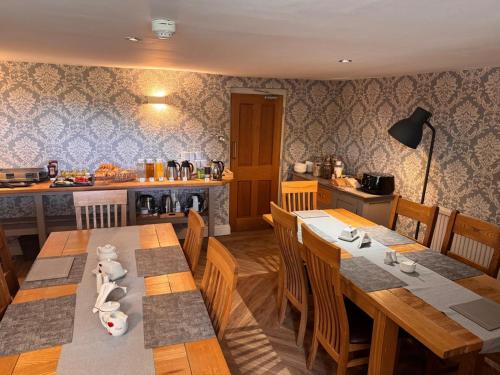 une salle à manger avec une table et une cuisine dans l'établissement Regency House, à Cambridge