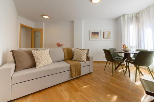 Vivienda con estilo 2 dormitorios, Piscina y todo el confort Temporal HOR1K1B