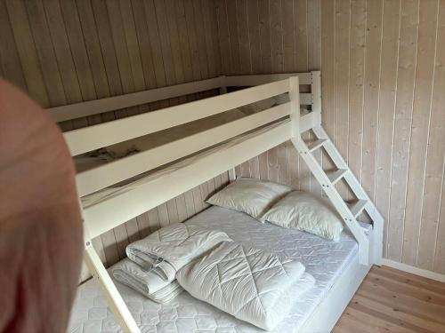 フレズレクソンにあるFJ1600-Jaegerspris-Strandleddet-32の二段ベッドの下段に枕2つが備わります。