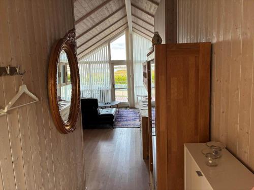 フレズレクソンにあるFJ1600-Jaegerspris-Strandleddet-32のバスルーム(鏡、椅子付)が備わります。