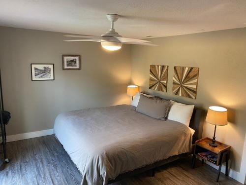a bedroom with a bed and a ceiling fan at Mountain view, 5-bedroom home with sauna in Oakridge