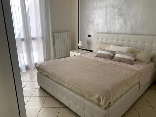 Ένα ή περισσότερα κρεβάτια σε δωμάτιο στο Oasi di Relax sul Lago di Garda