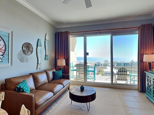 ein Wohnzimmer mit Couch und großem Fenster in der Unterkunft The Indies #703 in Fort Morgan