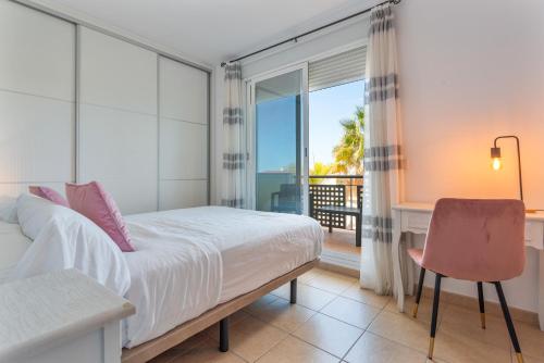 Un dormitorio con una cama y un balcón. en Obsidian Peridotita Adeje, en Adeje