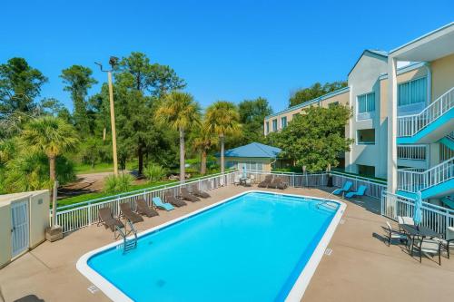 an image of a swimming pool at a resort at Hotel Carolina Double Room - 2 Queen Beds in Hilton Head Island
