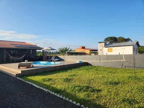 パッソ・デ・トーヘスにあるMorada do Marの裏庭(スイミングプール、家あり)