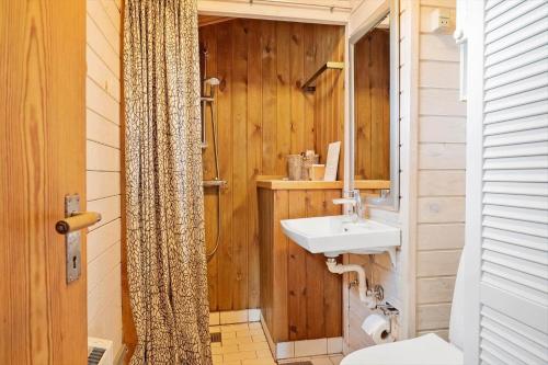 een badkamer met wastafel en toilet bij 1069-Thisted-Kobbelsti-23 in Klitmøller
