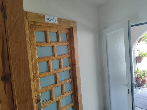 La Cubertilla en Madrid في Navas del Rey: باب مكتوب عليه خروج