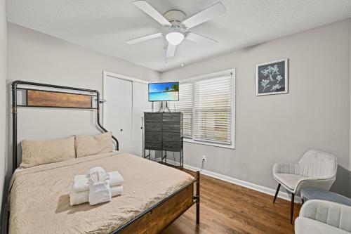 ein Schlafzimmer mit einem Bett und einem Deckenventilator in der Unterkunft Peace at the Creek in Goose Creek