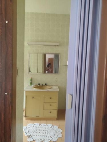 a bathroom with a sink and a mirror at POUSADA ELSHADAY Centro in Osvaldo Cruz