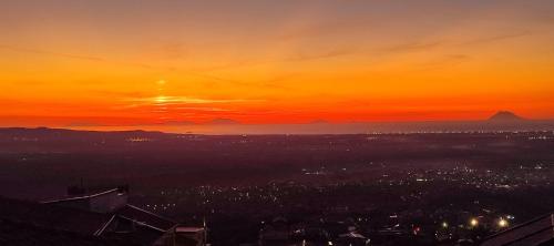 a view of a city at sunset at Le Nouveau Grand Tour - Dimora del Commendatore in San Giorgio Morgeto