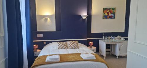 a bedroom with a bed and a sink in a room at Suite Majorelle du Château in Gaillan-en-Médoc