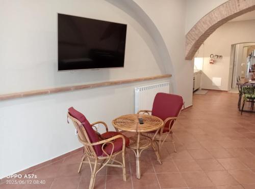 TV a/nebo společenská místnost v ubytování Locazione Turistica Appartamento in centro a Spoleto