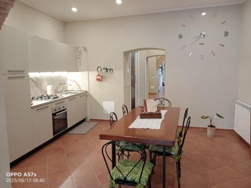 Kuchyň nebo kuchyňský kout v ubytování Locazione Turistica Appartamento in centro a Spoleto