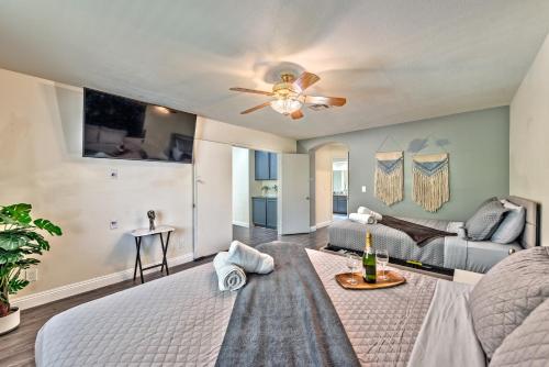 a bedroom with a bed and a ceiling fan at Vila Sol in Las Vegas