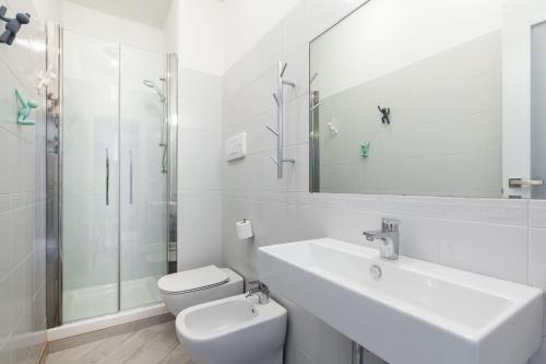 y baño con lavabo, aseo y ducha. en Milano Suite - Porta Venezia, en Milán