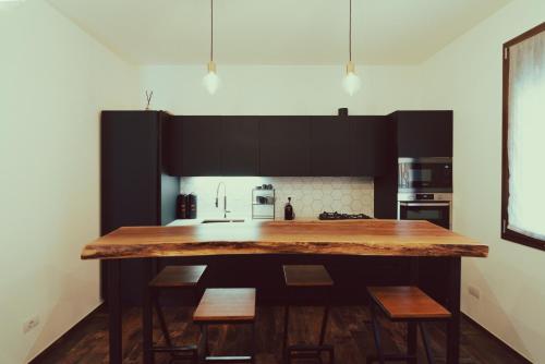 Domus Due في رافينا: مطبخ مع كونتر كبير مع كراسي