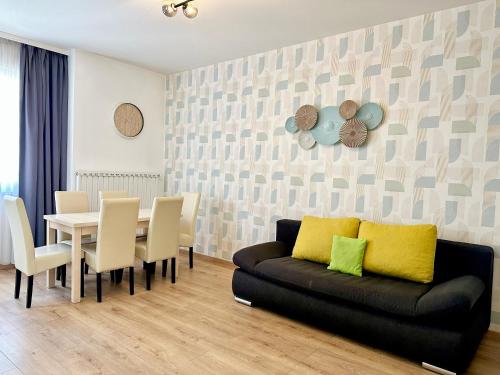 Prime Stay - Modern 2 Bedroom Apartment with Balcony & Parking Included