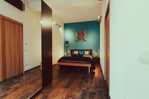 Domus Due في رافينا: غرفة نوم بسرير وجدار ازرق