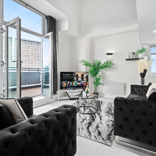 ein Wohnzimmer mit Couch und Kamin in der Unterkunft Stylish Penthouse - 2 King Size Beds - Parking - Private Terrace 1401M in Birmingham