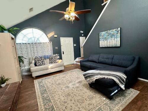 een woonkamer met een blauwe bank en een kleed bij Epic Location Cool Pool, 6Flags, Rangers, Cowboys in Fort Worth