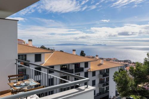 una vista sull'acqua da un balcone di un edificio di Blue Horizon Apartment by An Island Apart a Nogueira