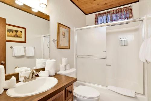een badkamer met een wastafel en een douche bij Switzerland Summit Condo #2569 in Big Bear Lake